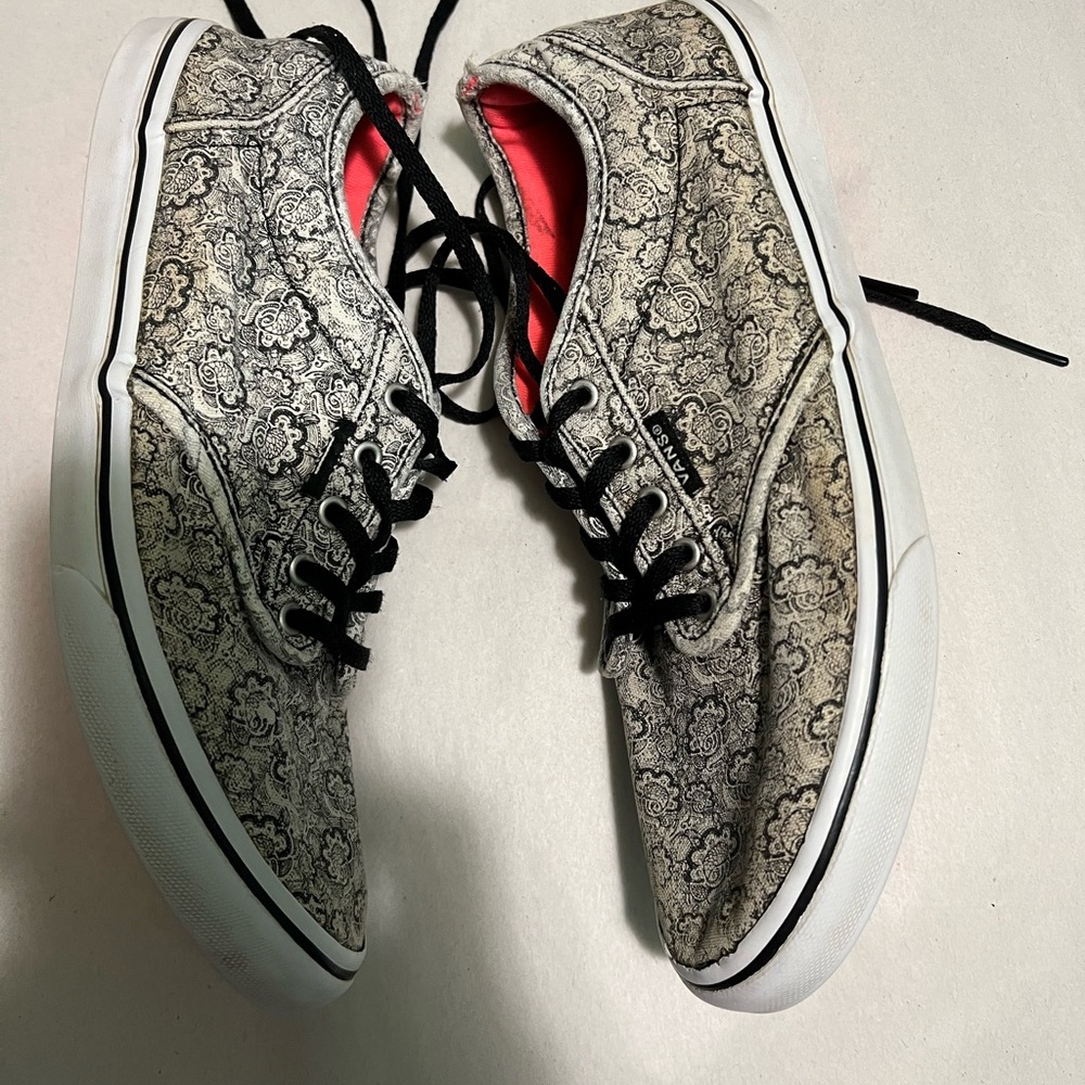 Vans size 8 women’s lace up shoes - Picture 4 of 6